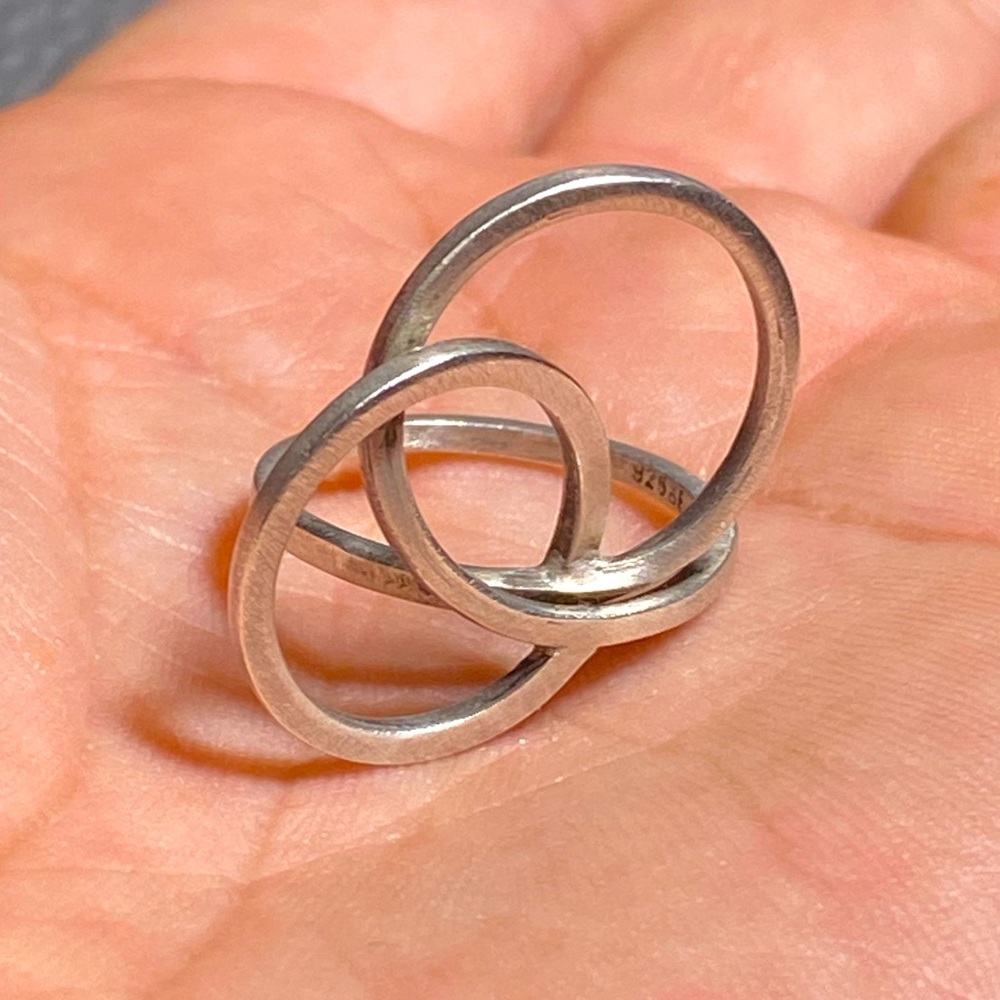 Elegant Silver Interlocking Rings - image 2